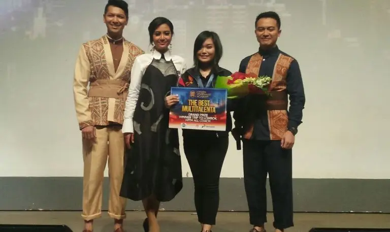 Franzeska Michelle, finalis CJA Jakarta yang mendapatkan penghargaan The Best Multi Talent, dalam acara penghargaan Citizen Journalist Academy - Energi Muda Pertamina di Jakarta, Sabtu (18/11/2017). (Liputan6.com/Nur Aida)
