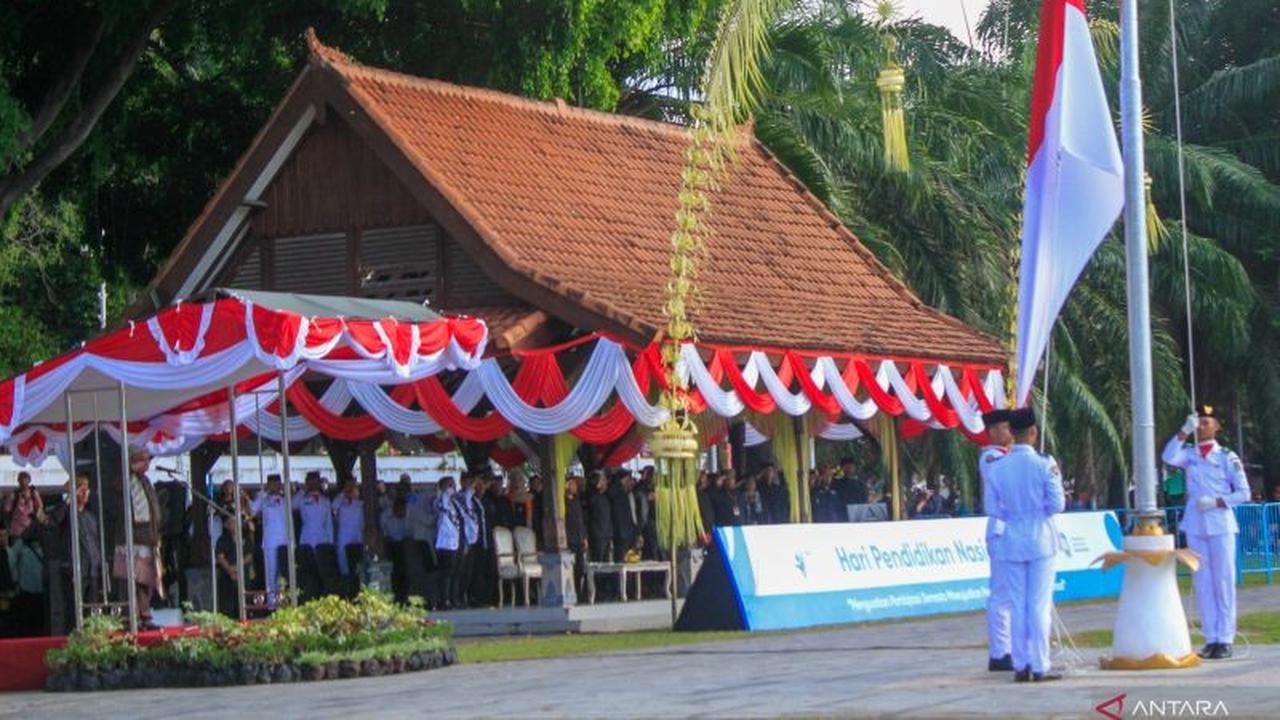 Mendikdasmen Pimpin Upacara Hardiknas 2026 Banyuwangi, Apresiasi Kolaborasi Pendidikan
