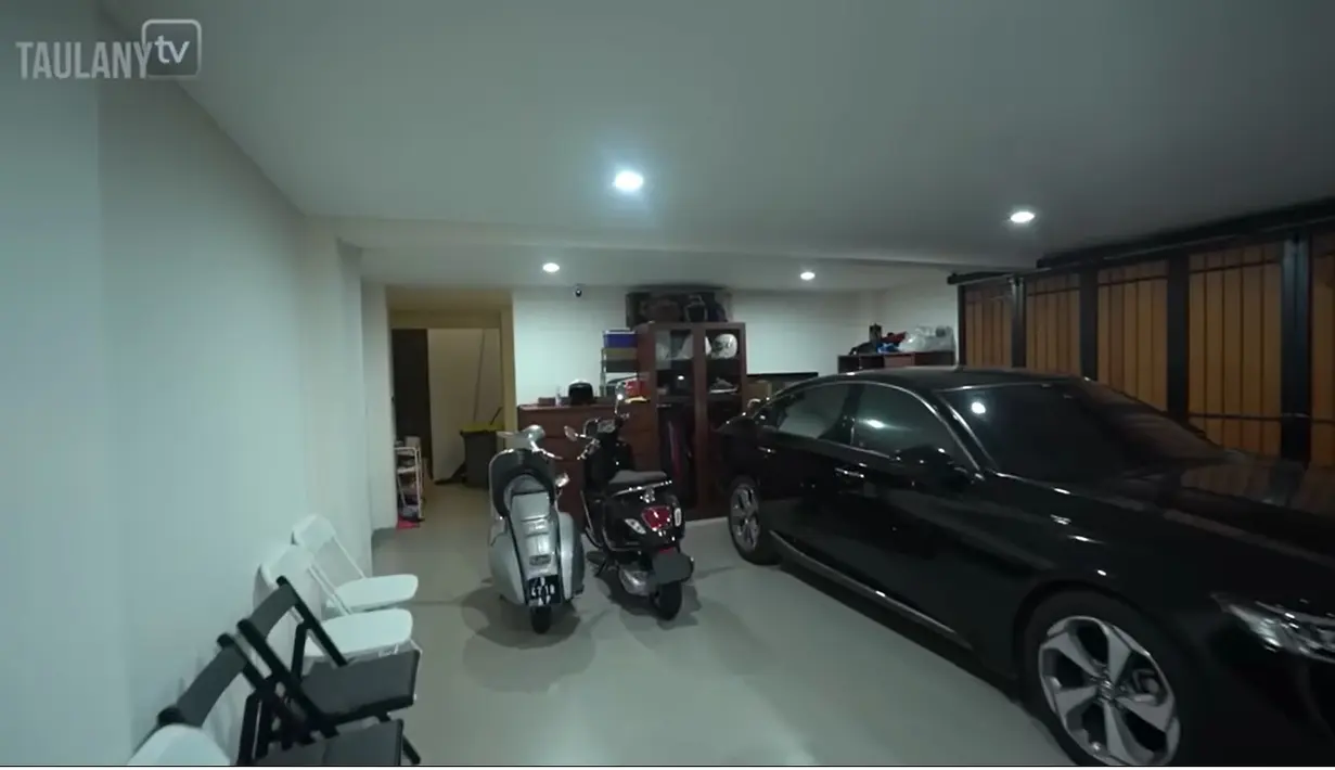 Garasi sangat luas dan terdapat dua mobil mewah dan dua motor vespa klasik yang harganya cukup mahal. Digarasi ini juga terdapat lemari yang digunakan untuk peralatan motoran dan juga peralatan golf. [Youtube/TAULANY TV]