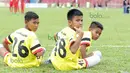 Anak-anak SSB Kota Padang bersantai sejenak sebelum beraksi pada ajang Irman gusman Cup 2016 diStadion Agus Salim, Padang, Minggu (13/3/2016). (Bola.com/Nicklas Hanoatubun)