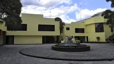 Pemandangan rumah milik pengedar narkoba Meksiko Amado Carrillo Fuentes alias "El Senor de los Cielos" di kotamadya Alvaro Obregon, di Mexico City, pada 14 September 2021. Rumah bernilai sekitar 3,8 juta dolar AS itu menjadi hadiah dalam undian besar Lotre Nasional Meksiko. (Xavier MARTINEZ/AFP)