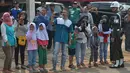 Warga sekitar Puri Cikeas bersiap menyambut iring-iringan kepergian jenazah Ani Yudhoyono menuju TMP Kalibata, Bogor, Jawa Barat, Minggu (2/6/2019). Ani Yudhoyono wafat pada 1 Juni 2019 pukul 11.50 di Singapura. (Liputan6.com/Immanuel Antonius)