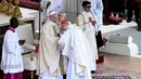Pallium merupakan jubah liturgi yang menjadi lambang otoritas paus sebagai penerus Santo Petrus, selain cincin nelayan. (Filippo MONTEFORTE/AFP)