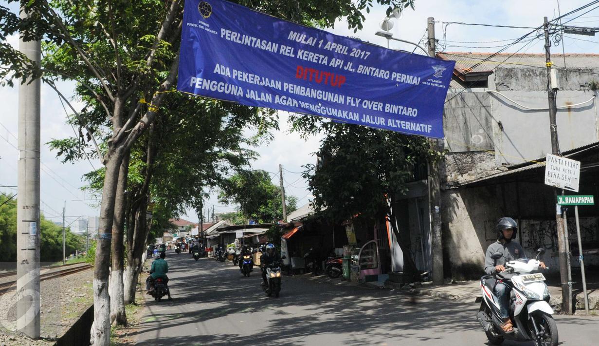 Sebuah spanduk terpasang di dekat perlintasan kereta api Bintaro, Jakarta, Minggu (19/3). Rencana penutupan perlintasan rel kereta Bintaro ini per 1 April arus lalu lintas akan di alihkan ke jalan alternatif lainnya. (Liputan6.com/Helmi Afandi)