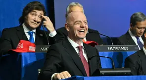 (Kiri/Kanan) Presiden Argentina, Javier Milei, dan Presiden FIFA, Gianni Infantino, menghadiri pertemuan perdana "Board of Peace" yang diselenggarakan oleh Presiden AS, Donald Trump, di Institute of Peace AS di Washington, DC, pada 19 Februari 2026. (SAUL LOEB/AFP)