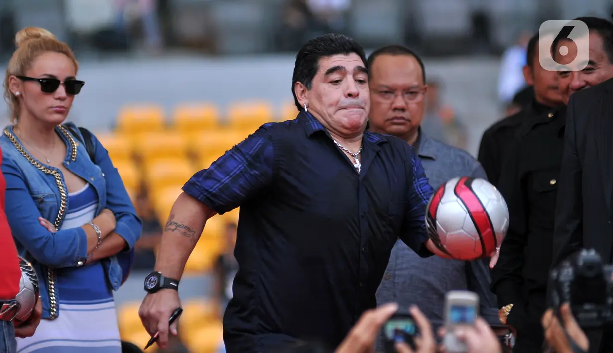 Legenda sepak bola Argentina Diego Maradona (tengah) menendang bola untuk penggemarnya saat datang ke Stadion Gelora Bung Karno (GBK), Senayan, Jakarta, Sabtu (29/6/2013). Maradona dirawat di rumah sakit sejak awal November, beberapa hari usai ulang tahunnya. (Liputan6.com/Helmi Fithriansyah)