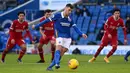 Gelandang Brighton, Pascal Gross, melakukan tendangan penalti ke gawang Liverpool pada laga lanjutan Liga Inggris di Stadion American Express, Sabtu (28/11/2020) malam WIB. Liverpool bermain imbang 1-1 menghadapi Brighton. (AFP/Neil Hall/pool)