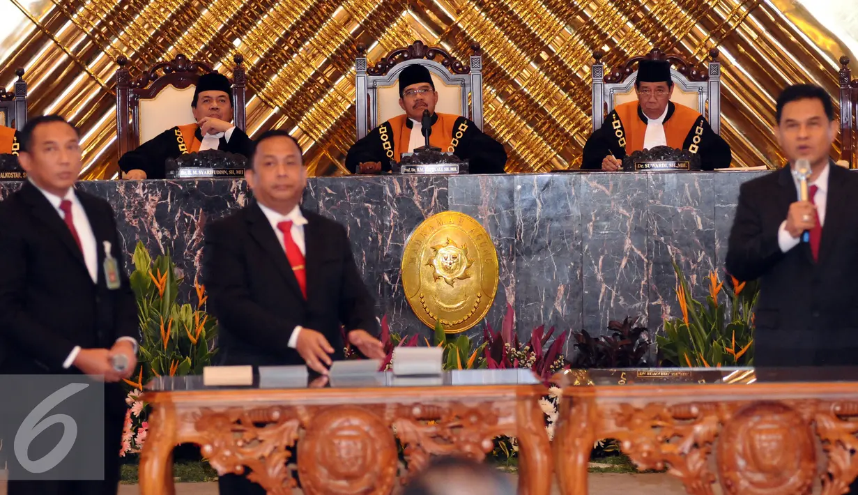 Ketua Mahkamah Agung, Hatta Ali (keempat kiri) saat memimpin sidang paripurna pemilihan Ketua MA periode 2017-2022 di Jakarta, Selasa (14/2). Hatta Ali kembali memimpin MA setelah dipilih 38 dari 47 Hakim Agung. (Liputan6.com/Helmi Fithriansyah)