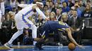 Pebasket Utah Jazz, Alec Burks, terjatuh saat berebut bola dengan pebasket Oklahoma City Thunder, Carmelo Anthony, pada laga NBA di Chesapeake Energy Arena, Rabu (6/12/2017). Thunder menang 100-94 atas Jazz. (AP/Sue Ogrocki)