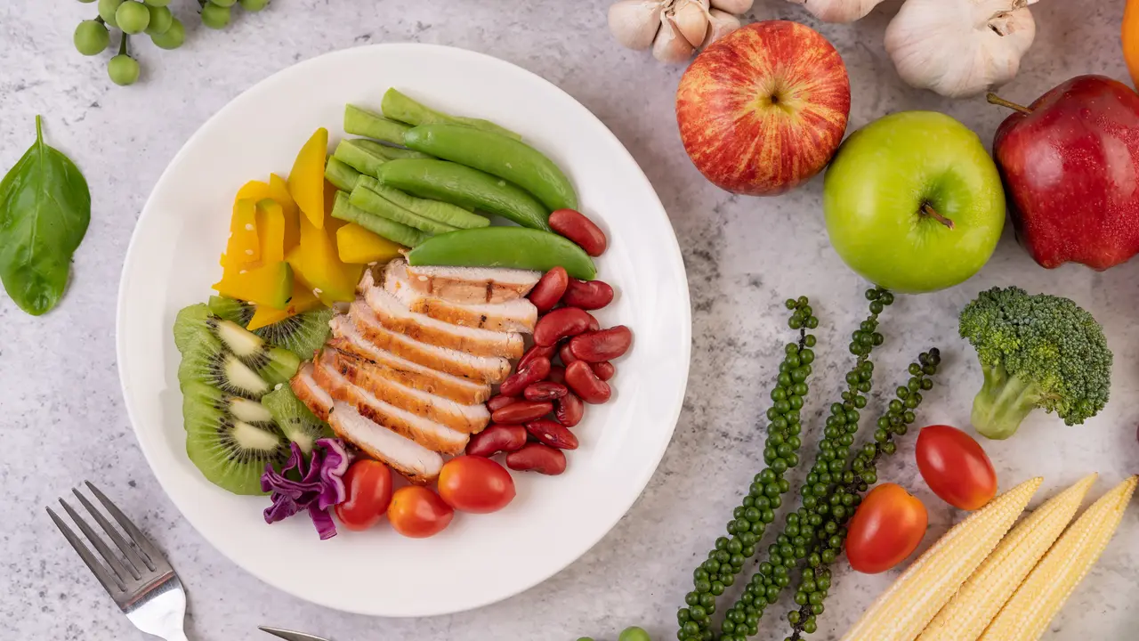 Sepiring makanan sehat mulai dari daging, sayur, dan buah (Foto Dok: Freepik/jcomp)