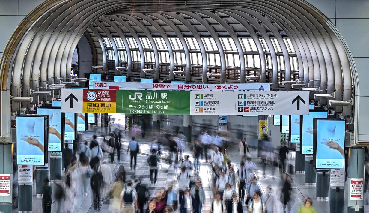 Jalur Yamanote beroperasi sejak tahun 1885. Foto yang diambil pada tanggal 7 Juni 2024 ini menunjukkan para penumpang yang berjalan melewati stasiun Shinagawa, salah satu dari 30 stasiun di sepanjang Jalur JR Yamanote di Tokyo. (Richard A. Brooks/AFP)