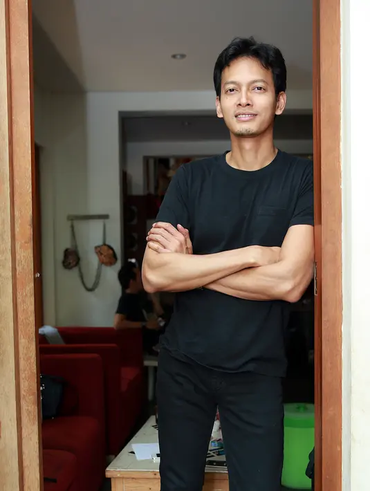 "Nggak susah sih, yang ditekankan karakter di filmnya. Karakternya lepas dari Blink di versi mana pun. Bagaimana mereka saling support dan cita-cita mereka tercapai, pas aku direct, ternyata udah bagus ya," tandas Fedi Nuril. (Deki Prayoga/Bintang.com)