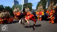 Atraksi para pemain Reog Ponorogo saat tampil ikut memeriahkan aksi Parade Bhineka Tunggal Ika di Jalan MH Thamrin, Jakarta Pusat, Sabtu (19/11). Parade tersebut menampilkan beragam budaya, suku, ras serta agam. (Liputan6.com/Gempur M. Surya)