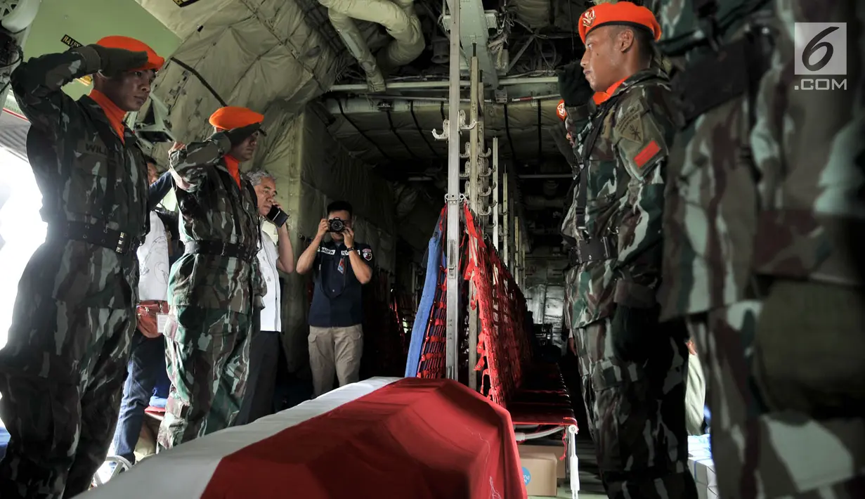 Anggota Paskhas memberikan penghormatan terakhir kepada jenazah Jenderal TNI (Purn) George Toisutta sebelum diterbangkan ke Makassar di dalam pesawat Hercules di Lanud Halim Perdanakusuma, Jakarta, Rabu (12/6/2019). (merdeka.com/Iqbal S. Nugroho)