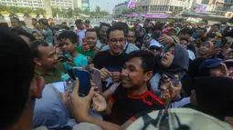 Bacagub dari partai NasDem dan PKS tersebut berolahraga sambil menyapa warga saat Hari Bebas Kendaraan Bermotor, Jakarta, Minggu (4/8/2024). (merdeka.com/Arie Basuki)