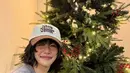 Seo Ye Ji berfoto dengan pohon Natal yang tidak terlalu penuh ornamen. Ia pun tampil mengenakan knit abu-abu dan topi cap coklat. [@yeyeji_seo]