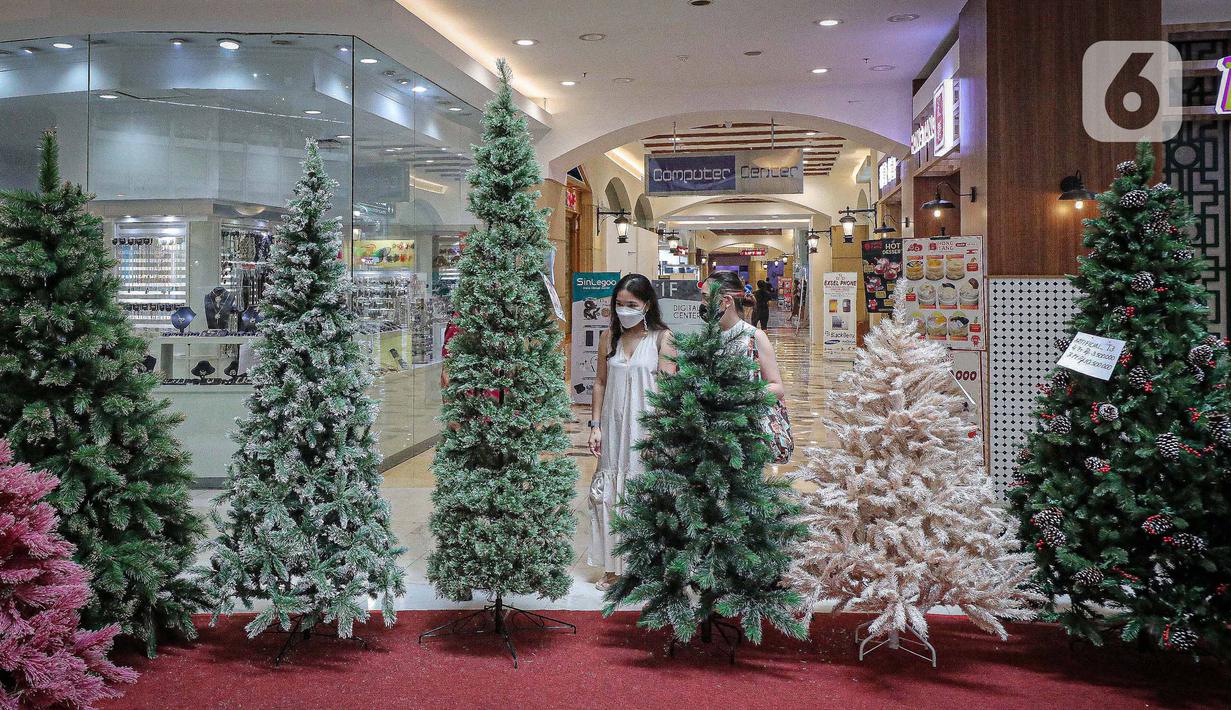 Calon pembeli memilih pernak-pernik Natal di Mal Artha Graha, Jakarta, Sabtu (4/12/2021). Jelang perayaan Natal 25 Desember sejumlah mal di ibukota mulai menjual berbagai kebutuhan Natal mulai dari pernak-pernik hingga pohon Natal dengan kisaran harga Rp10.000-Rp5 juta. (Liputan6.com/Faizal Fanani)