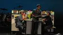 Salah satu adegan Kaka di konser bertajuk "Jakarta Pagi Ini & Slank Musikal", Jakarta, Kamis (18/12/2014). (Liputan6.com/Herman Zakharia)