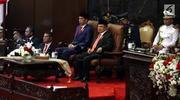 Presiden Joko Widodo (kedua kanan) didampingi Wakil Presiden Jusuf Kalla (kanan) bersiap menyampaikan Pidato Kenegaraan pada Sidang Tahunan MPR 2018 di Gedung Nusantara, Kompleks Parlemen, Senayan, Jakarta, Kamis (16/8). (Liputan6.com/Johan Tallo)