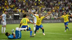 Bek Brasil, Miranda, melakukan selebrasi usai membobol gawang Argentina, pada laga persahabatan di Stadion King Abdullah, Jeddah, Selasa (16/10/2018). Brasil menang 1-0 atas Argentina. (AFP/STR)