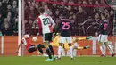 <p>Babak kedua baru menginjak menit ke-53 saat Feyenoord mencetak gol. Oussama Idrissi merangsek dari kiri dan mengirim umpan tarik yang disambar Wieffer dari luar kotak penalti. Bola berakhir di pojok kiri gawang. (AP Photo/Peter Dejong)</p>