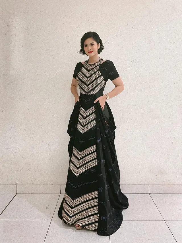 Gaya Hana Saraswati di Anugerah Lembaga Sensor Film 2021 (Foto: Instagram/hanahaho)