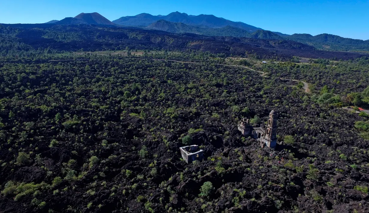Pemandangan dari udara memperlihatkan gereja San Juan Parangaricutiru di Angahuan, Meksiko, 17 Januari 2016. Gereja ini disebut sebagai keajaiban Tuhan karena luput dari sapuan lava gunung berapi pada  20 februari 1943 silam. (AFP PHOTO / Mario Vazquez)