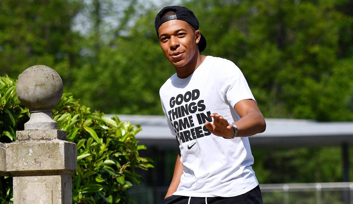Striker AS Monaco, Kylian Mbappe, tiba untuk mengikuti pemusatan latihan bersama Timnas Prancis di Clairefontaine, Yvelines, Senin (29/5/2017). (AFP/Franck Fife)