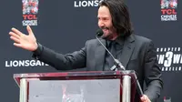 Aktor Keanu Reeves memberikan sambutan saat upacara pembuatan cetakan tangan dan kaki di TCL Chinese Theatre, Los Angeles, Selasa (14/5/2019). Aktor 54 tahun itu mendapat penghargaan membuat cetakan tangan dan kaki untuk merayakan keberhasilan karirnya dalam film. (Willy Sanjuan/Invision/AP)