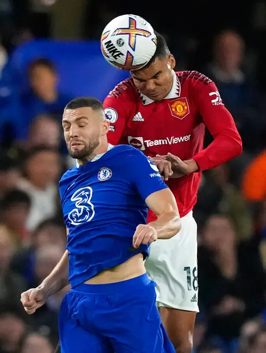 Pemain Manchester United Casemiro (kanan) menyundul bola melewati pemain Chelsea Mateo Kovacic pada pertandingan sepak bola Liga Inggris di Stadion Stamford Bridge, London, Inggris, 22 Oktober 2022. Pertandingan berakhir imbang dengan skor 1-1. (AP Photo/Frank Augstein)