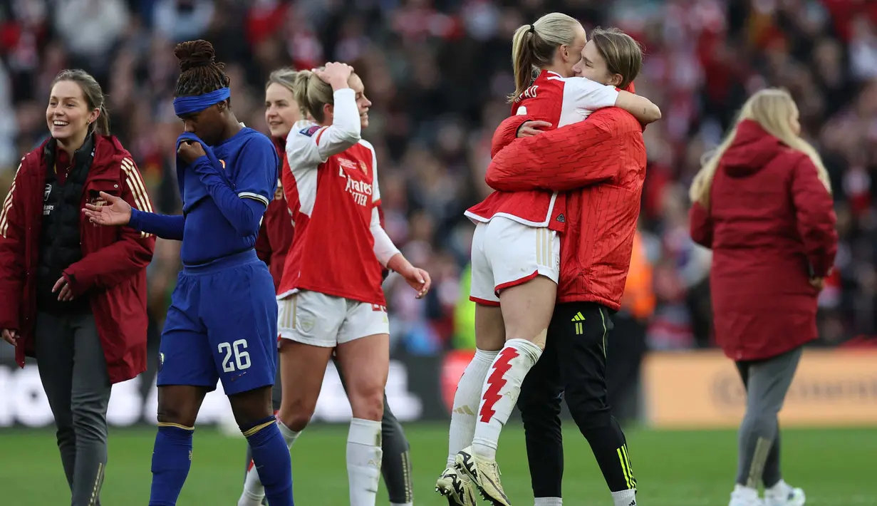 Laga final Piala Liga Wanita Inggris antara Arsenal dan Chelsea berlangsung sengit. (Adrian DENNIS/AFP)