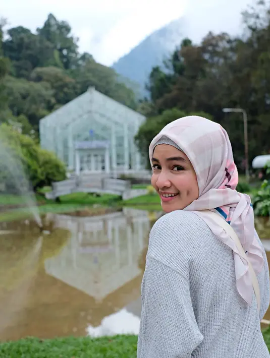 Dalam momen liburannya bersama keluarga. Intan Nuraini yang saat ini berhijab tampil menawan. Ia pun kerap mengenakan busa kasual seperti sweeter hingga dress panjang. 
 (Liputan6.com/IG/intan_nuraini23)