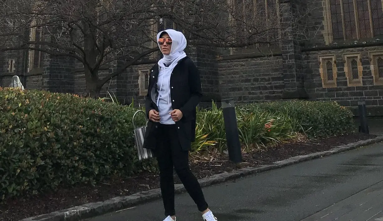 Di tengah menjadi ibu dan istri, Dienna Rizty kerap membagikan kegiatan hariannya lewat media sosial. Tak jarang istri pemilik nama lengkap Eddy Soepono itu melakukan perjalanan liburan ke luar negeri. Tentu saja dengan gaya kecenya yang menginspirasi. (Liputan6.com/IG/@dienz_36).