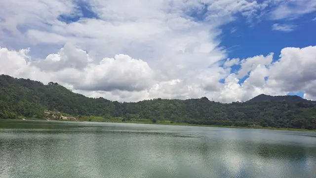 Pemandangan Danau Linow di Tomohon, Sulawesi Utara