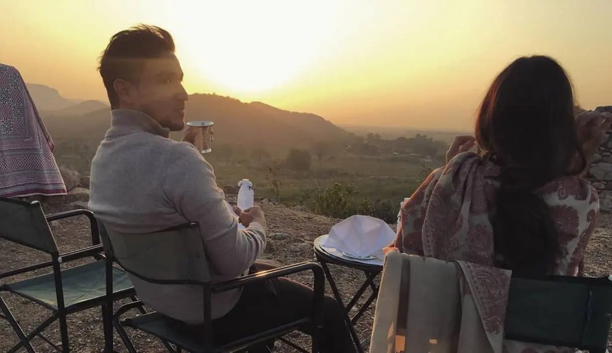 Selama beberapa hari pasangan pengantin baru Raisa dan Hamish Daud menghabiskan waktu liburan di India. Keduanya terlihat mengunjungi beberapa tempat di India. (Instagram/hamishdw)