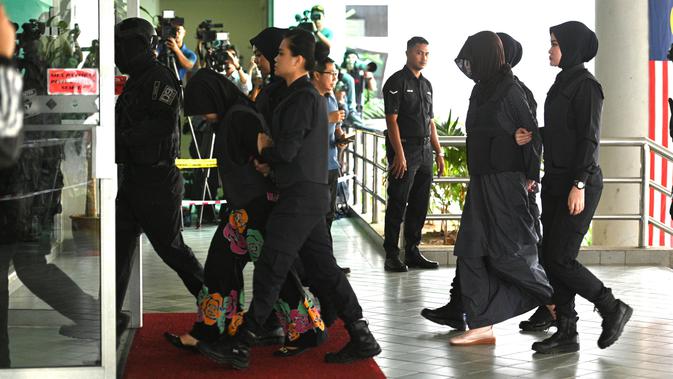 Warga negara Indonesia Siti Aisyah saat tiba di Pengadilan Tinggi Shah Alam, Kuala Lumpur, Malaysia, Senin (11/3). Siti Aisyah dituduh menjadi pelaku penyerangan Kim Jong-nam dengan menggunakan racun VX. (AFP Photo/ Mohf Rasfan)