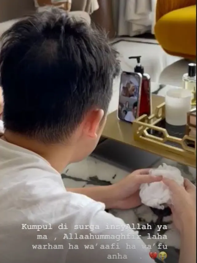 6 Potret Kenangan Irwansyah dan Ibunda, Sempat Video Call Sebelum Meninggal