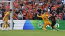 Pemain Belanda Noa Lang (kanan) mencetak gol ke gawang Wales pada pertandingan sepak bola UEFA Nations League di Stadion De Kuip, Rotterdam, Belanda, 14 Juni , 2022. Belanda menang dengan skor 3-2. (AP Photo/Peter Dejong)