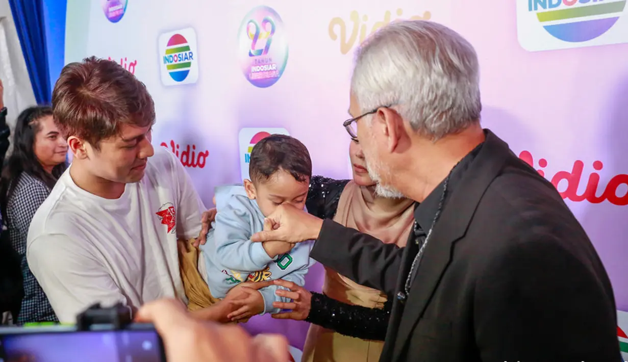 Sedangkan bagi Lesti, bisa berduet dengan salah satu penyanyi legenda Tanah Air membuatnya bangga. Bahkan, Lesti menyebut jika hal itu menjadi impiannya sejak kecil.  [KapanLagi.com®/Muhammad Akrom Sukarya]