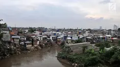 Deretan bangunan semipermanen di bantaran Kali Ciliwung, Bukit Duri, Jakarta, Kamis (12/4). Pemprov DKI berencana merelokasi bangunan liar yang berada di bantaran kali. (Merdeka.com/Iqbal Nugroho)