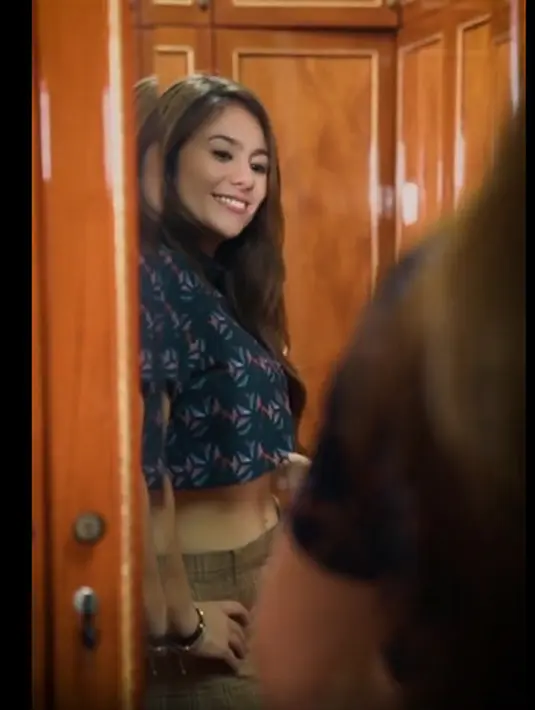 Dengan wajah sumringah, Wulan Guritno memamerkan perut ratanya. Mengenakan sweatheart cut crop top berwarna biru tua yang dipadukan dengan celana cokelat. [instagram/wulanguritno]