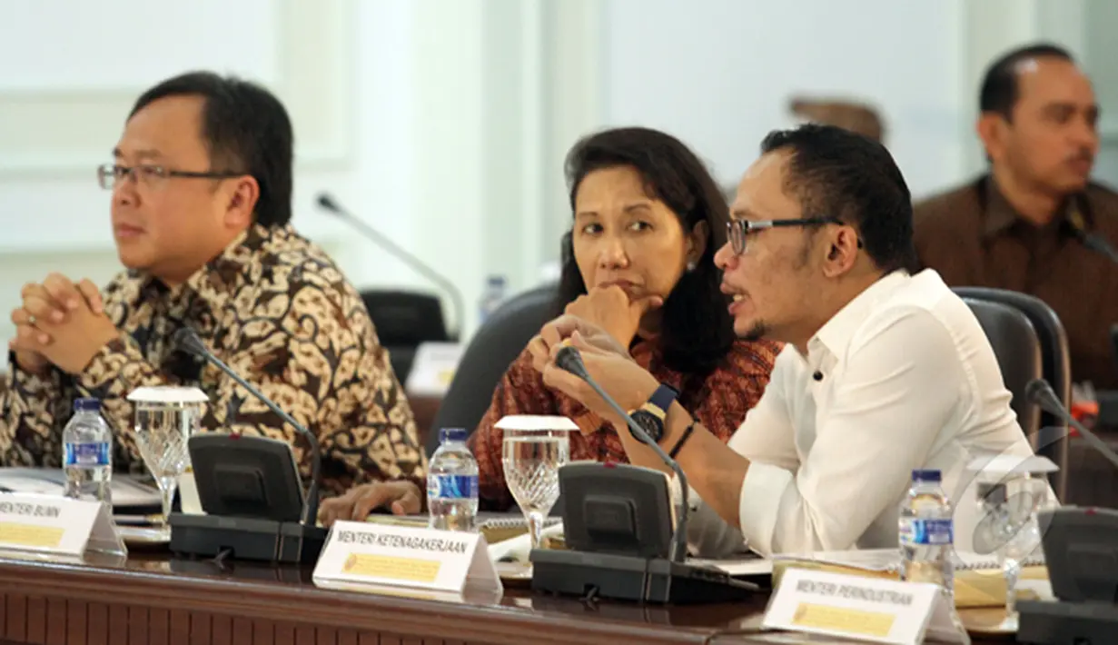 Menteri Ketenaga kerjaan, M Hanif (kana) bersama para menteri saat Sidang Kabinet Paripurna di Kantor Presiden, Istana Kepresidenan, Jakarta, Rabu (4/2/2015. (Liputan6.com/Faizal Fanani)