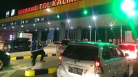 Foto Suasana Gate Tol Kalikangkung Kota Semarang, Saat para pengemudi dari tol cikampek sampek ke Semarang, (Foto : Titoisnau)