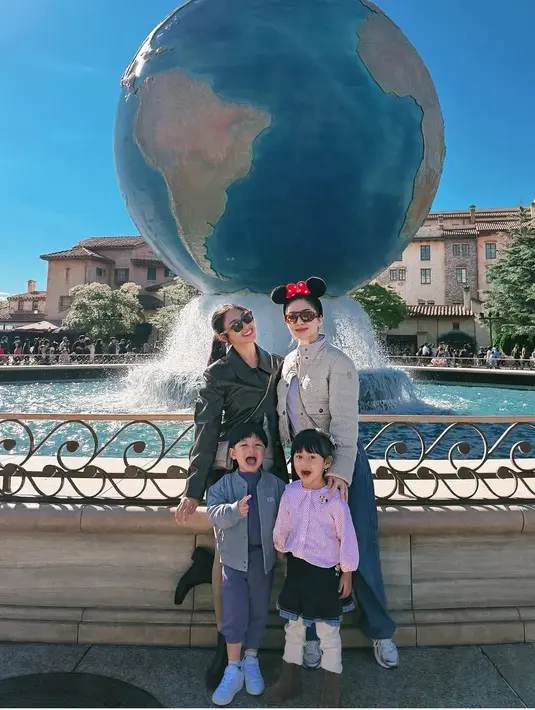 <p>Berada di Disneyland, Nona Willy mengenakan atasan leather jacket. Nikita Willy dibalut jaket tebal warna beige dipadukan celana denim panjang. [@nonawilly16]</p>