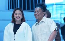 6 Pesona Indah Permatasari dan Arie Kriting Debut Fashion Show Bareng, Serasi di Runway