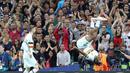 Pemain Begia, Michy Batshuayi (kanan) merayakan golnya dengan melakukan salto saat melawan Hungaria pada babak 16 besar Piala Eropa 2016 di Stadon Municipal, Toulouse, Senin (2//2016) dini hari WIB. (EPA/Armando Babani)