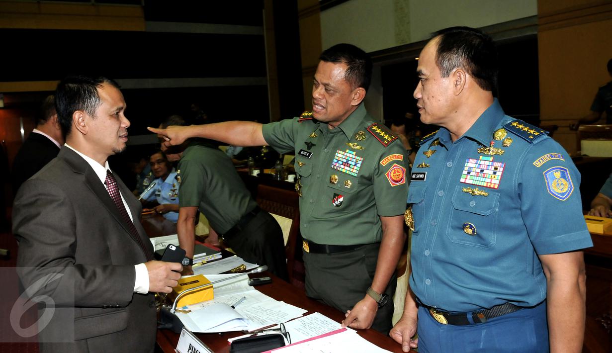 (Ki-ka) Ketua Komisi I DPR RI Mahfudz Siddiq, Panglima TNI Jendral Gatot Nurmantyo, KSAL Laksamana Ade Supandi usai rapat dengar pendapat bahas anggaran TNI dengan Komisi I DPR di Gedung DPR/MPR, Jakarta, Senin (7/9/2015 (Liputan6.com/JohanTallo)