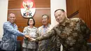 Ki-ka: Ketua KPK Agus Rahardjo, Menkeu Sri Mulyani, Menko Perekonomian Darmin Nasution dan Gubernur BI Agus Martowardojo usai penyerahan calon Dewan Komisioner OJK Periode 2017-2022 di Gedung KPK, Jakarta, Kamis (9/2). (Liputan6.com/Helmi Afandi)