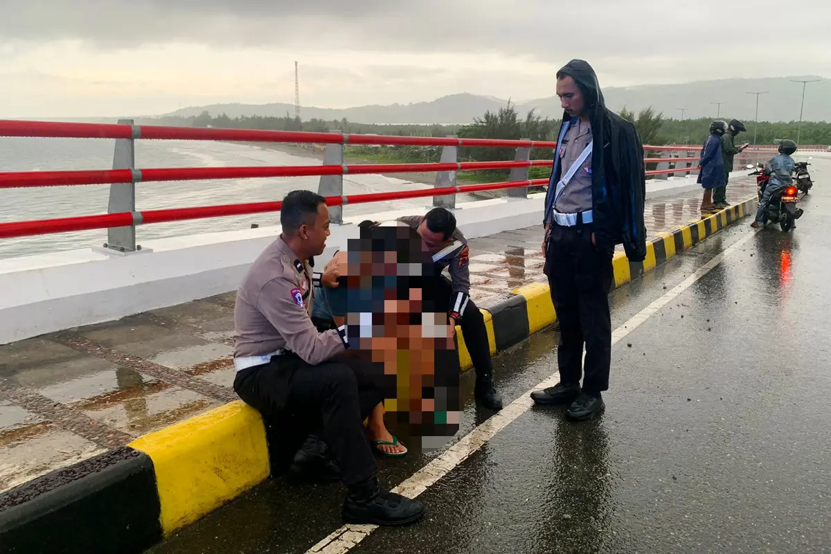 Polisi Jayapura Selamatkan Perempuan Muda Hendak Bunuh Diri di jembatan Youtefa di Kota Jayapura