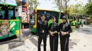 <p>Para petugas armada shuttle bus penonton berfoto di titik lokasi Balai Kota Surabaya.Sekitar 130 armada shuttle bus penonton disiapkan untuk mengangkut penumpang menuju Stadion Gelora Bung Tomo untuk menyaksikan pembukaan Piala Dunia U-17 2023 sekaligus laga Timnas Indonesia U-17 menghadapi Ekuador, Jumat (10/11/2023). (Bola.com/Bagaskara Lazuardi)</p>